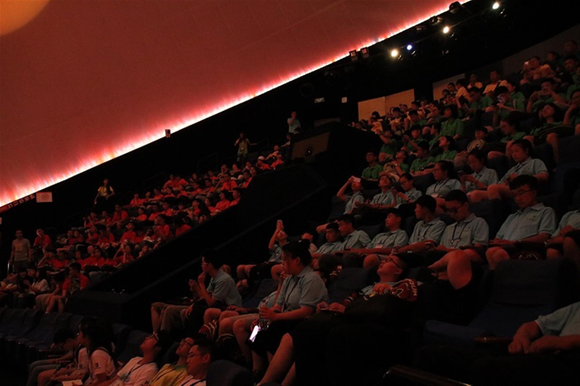 科技馆入口是imax球幕影院,营员们进入影院观看4d电影——《狂野非洲